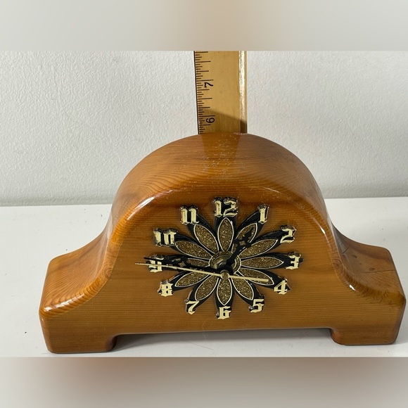 Beautiful Vintage Shellac Finish Wooden Clock with Gold Flower Design MCM Style - Picture 4 of 6